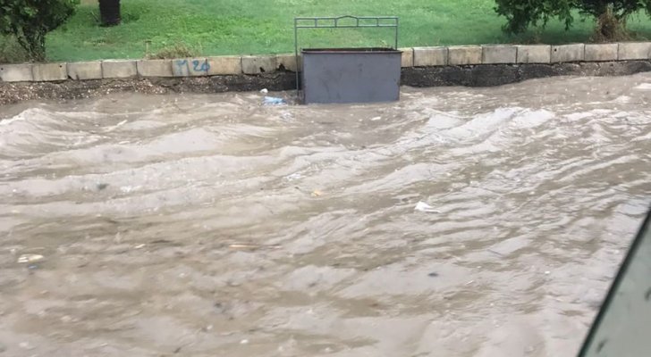 أمطار وسيول صيفية تغرق مناطق في