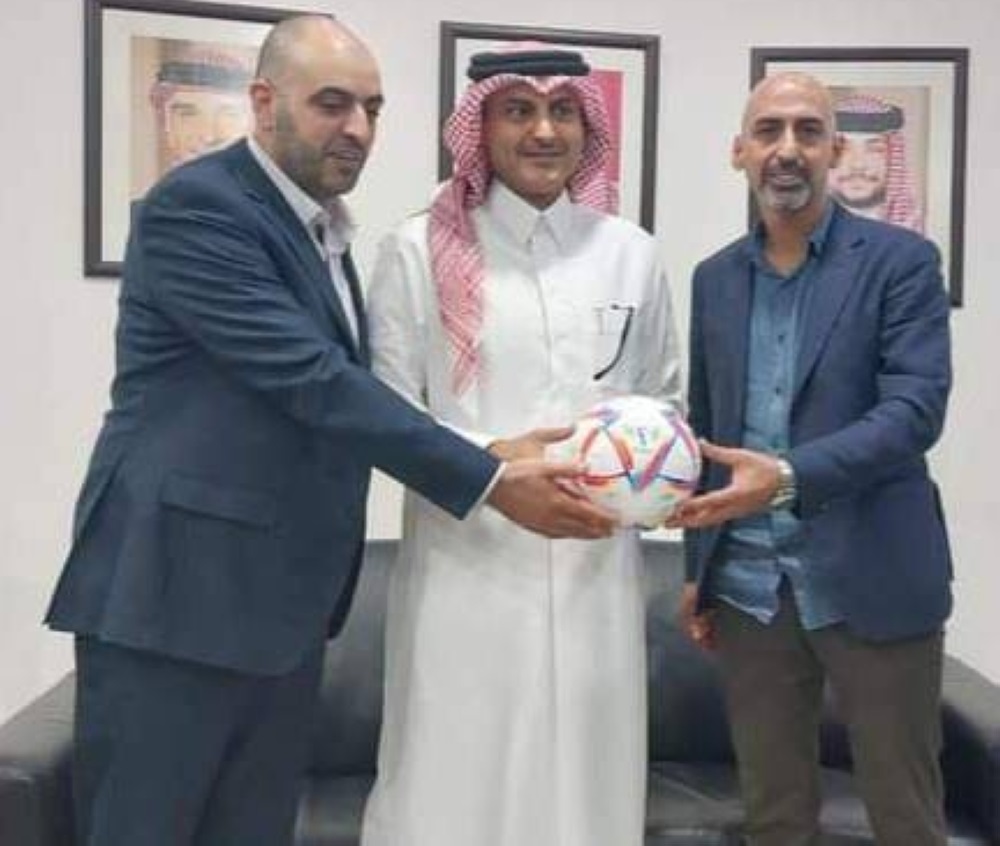 السفير القطري يهدي كرة المونديال للاتحاد