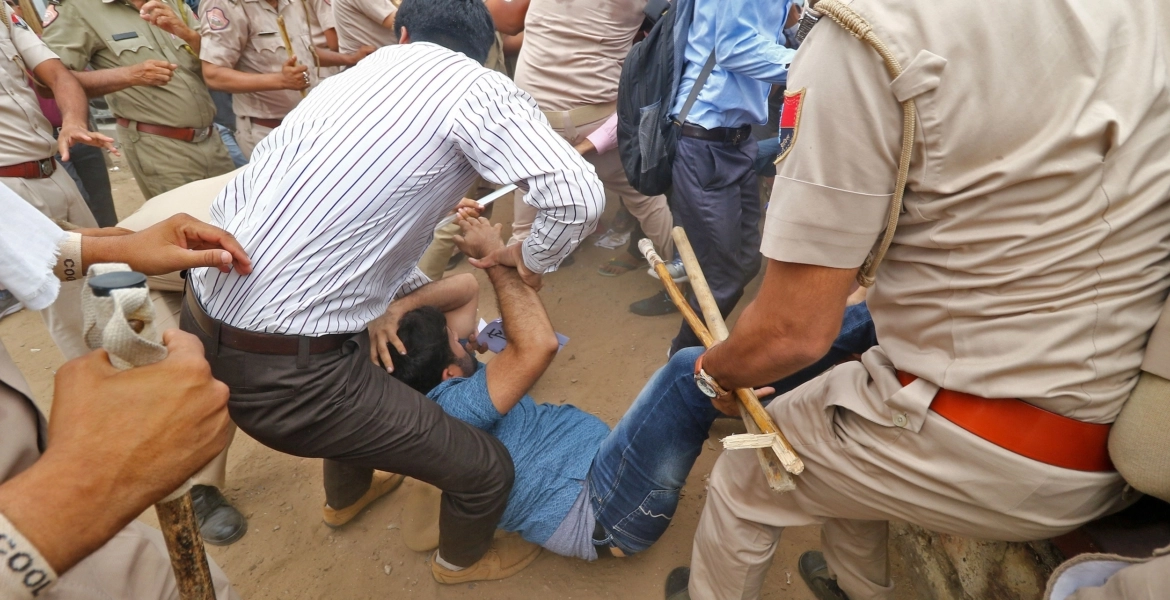 هؤلاء المسلمين طلبوا المساعدة لركوب قطار