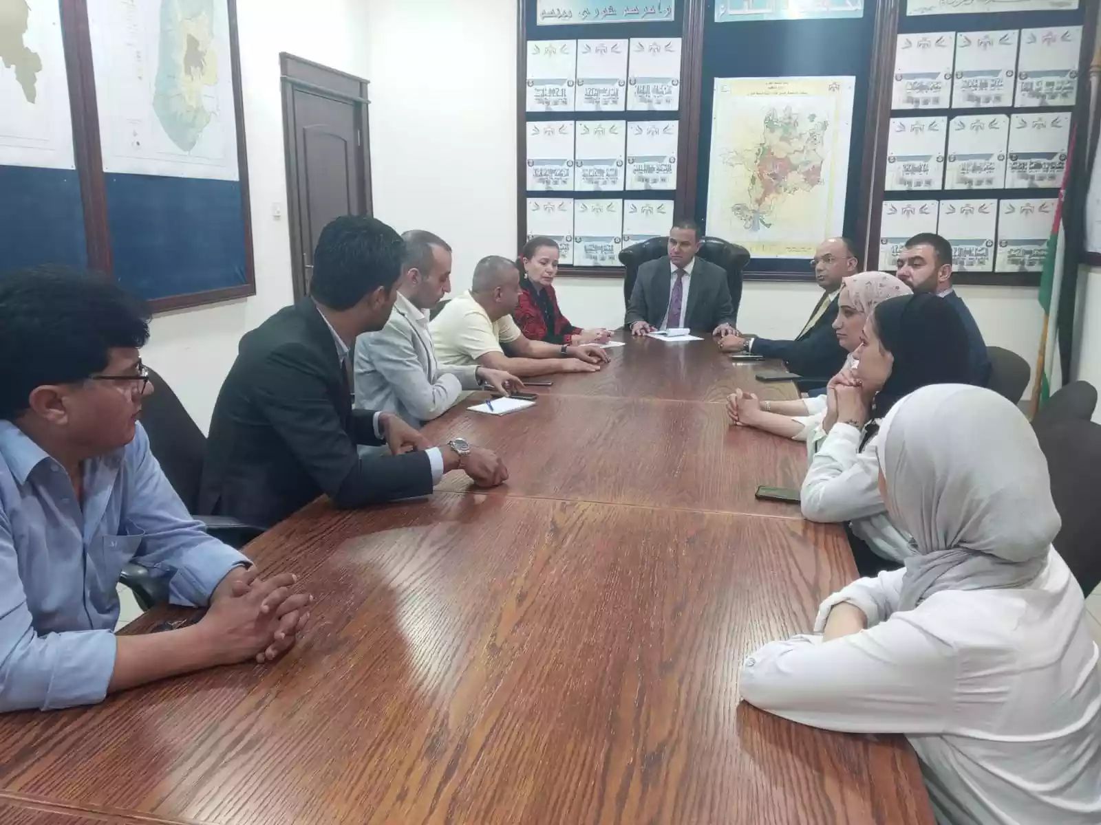 محافظ البلقاء يستقبل ناشطين من السلط