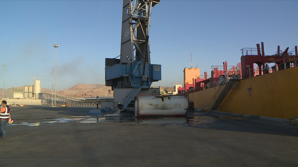 عمليات تعقيم وتطهير لمكان حادثة تسرب