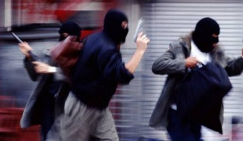 داخل محل صرافة وتحت تهديد السلاح