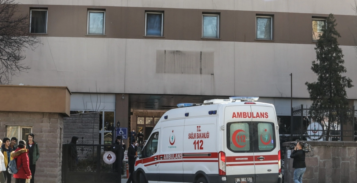 سقطت فجأة على ظهر رجل كان