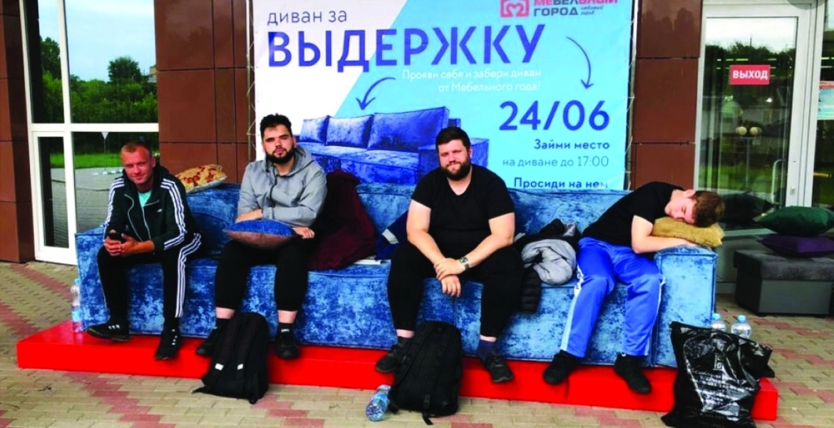 شابان يهزمان مالك متجر للأثاث بعد