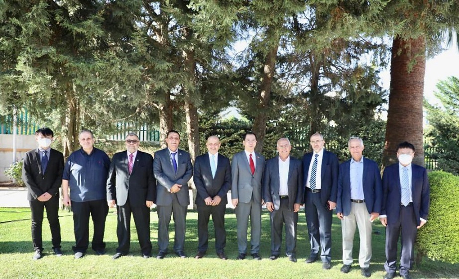 تجارة عمان تطرح على السفير الصيني