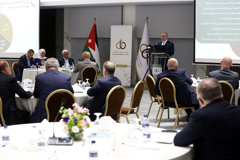 وزير التخطيط يلتقي جمعيتي البنوك ورجال