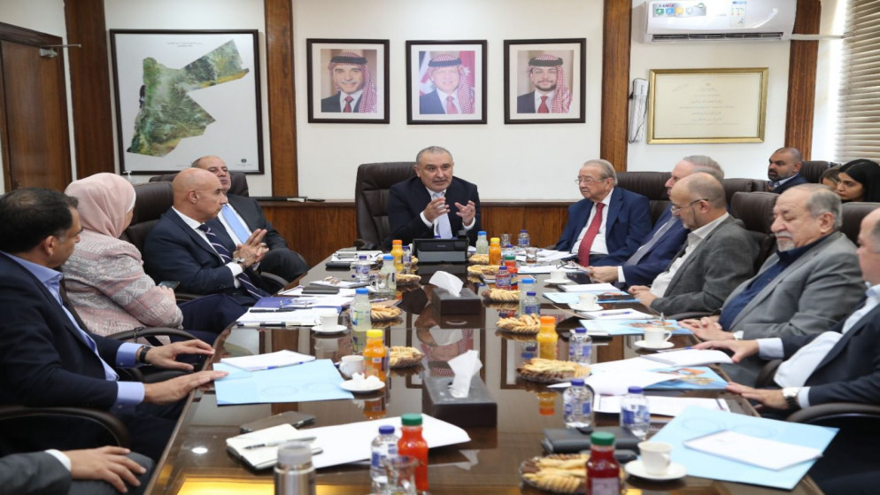 وزير التخطيط يلتقي جمعيتي البنوك ورجال