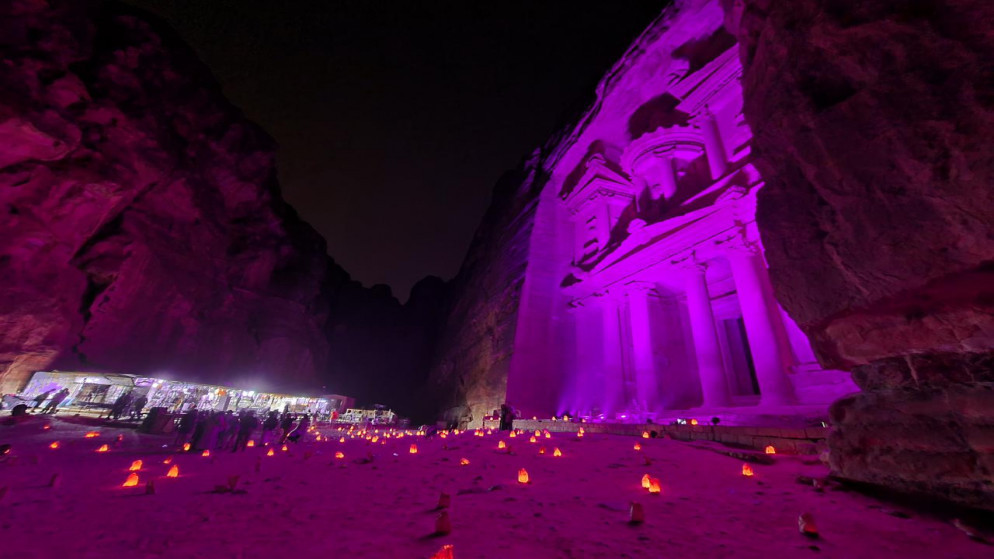 نحو 1500 سائح أجنبي يزورون البترا