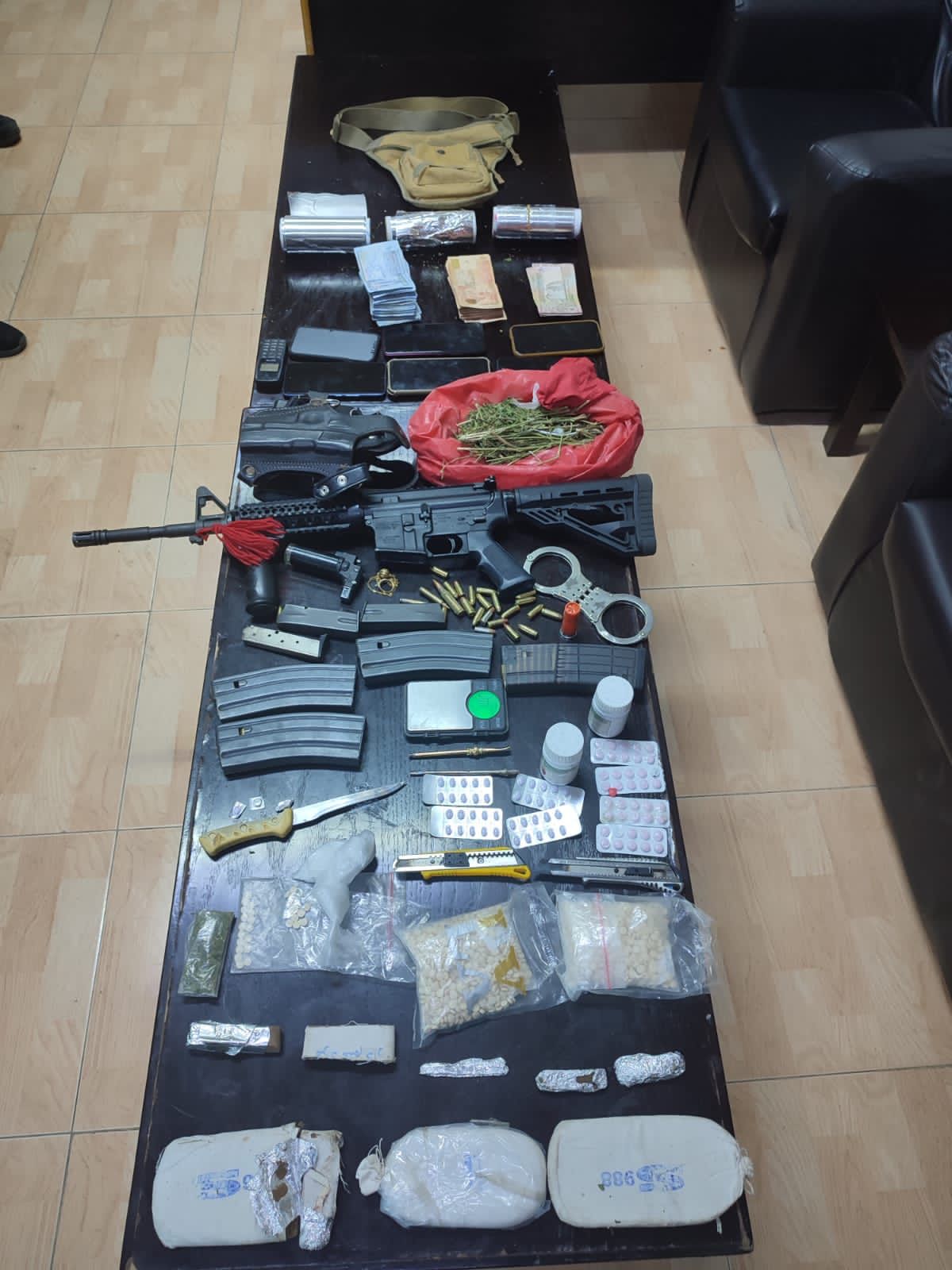 قوة مسلحة من الأمن العام تداهم