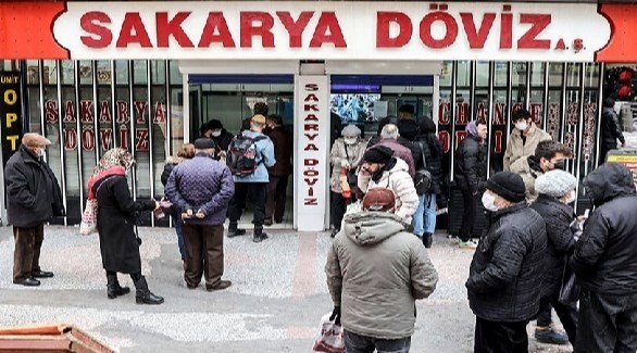 عودة الليرة التركية إلى التراجع بسبب