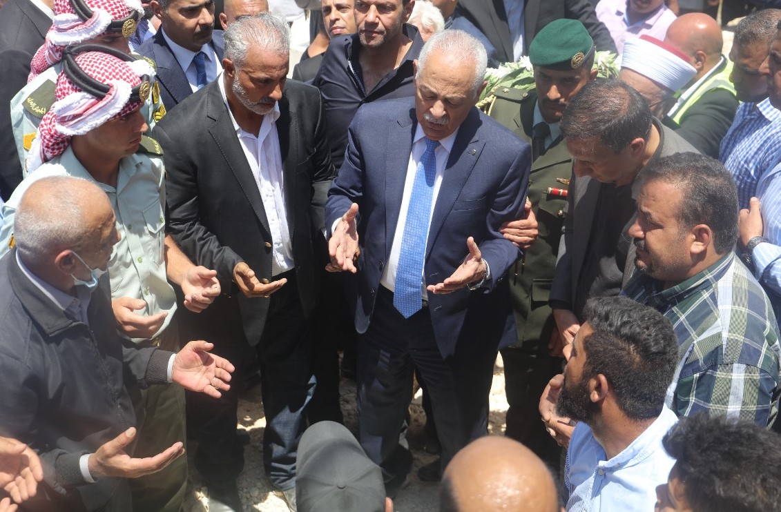 رئيس الديوان الملكي يشارك بتشييع جثمان