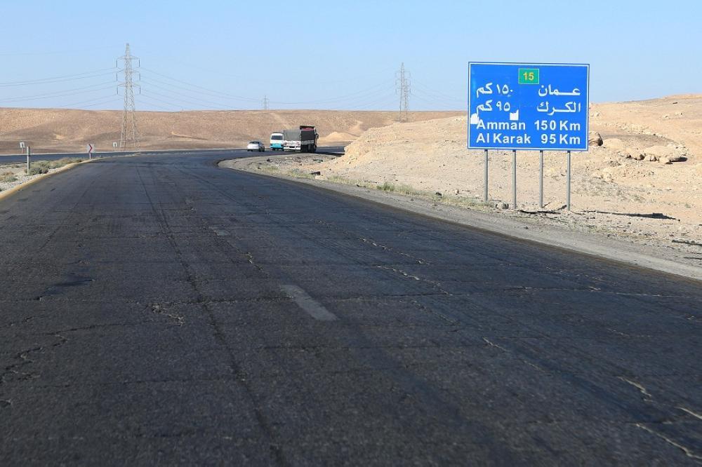 تدهور شاحنة في الطريق الصحراوي