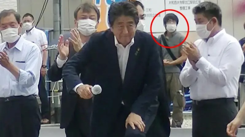 قاتل شينزو آبي.. وقف خلفه بكل