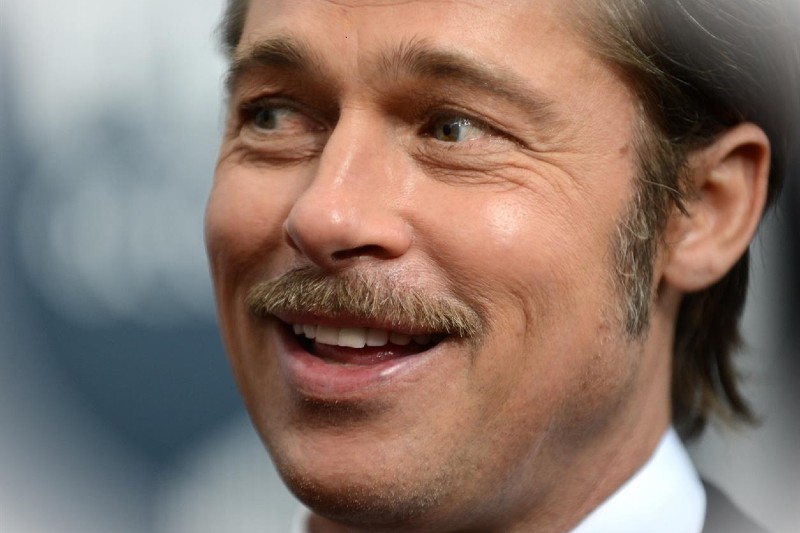 إصابة براد بيت بـعمى الوجوه