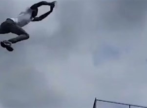 يقفز من سطح مرتفع إلى آخر