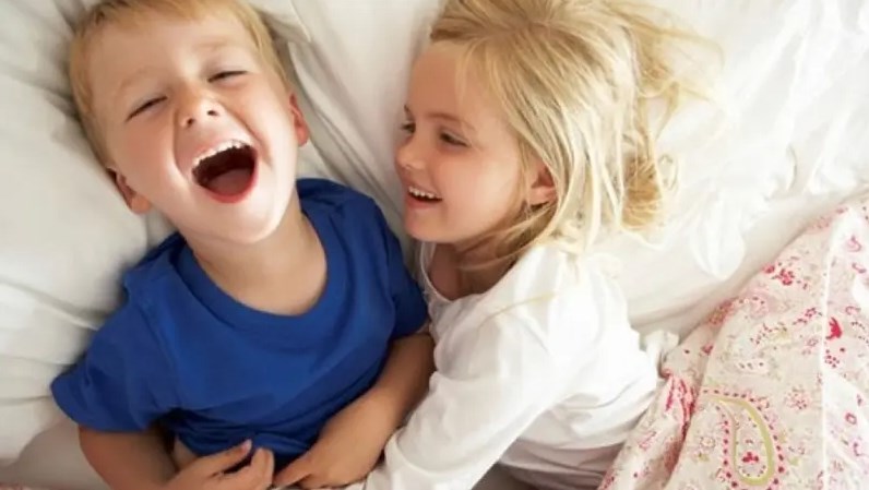 السبب عجيب.. لماذا نضحك حين نتعرض