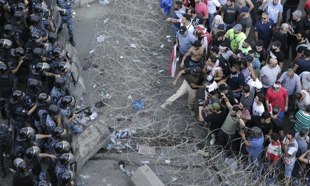 اللبنانيون يعودون لمواقد الخشب مرة أخرى.