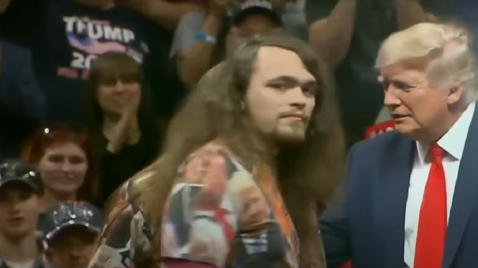 ترامب يأمر أنصاره بخلع قمصانهم وإهدائها