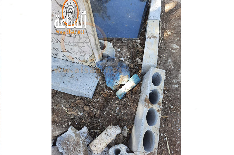 ما سر الكيسين الأزرقين خارج قبر