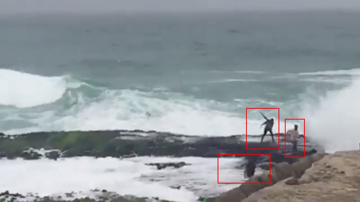 أمواج البحر تسحب عائلة مكونة من