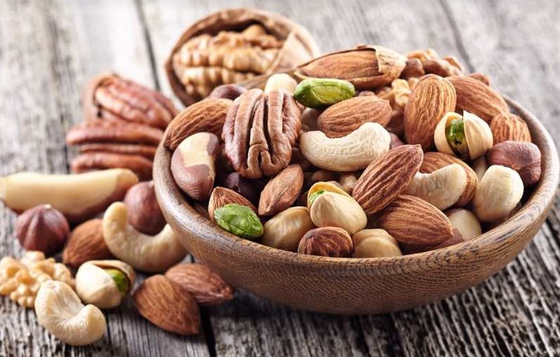 دراسة تكشف تأثير المكسرات على الكلى