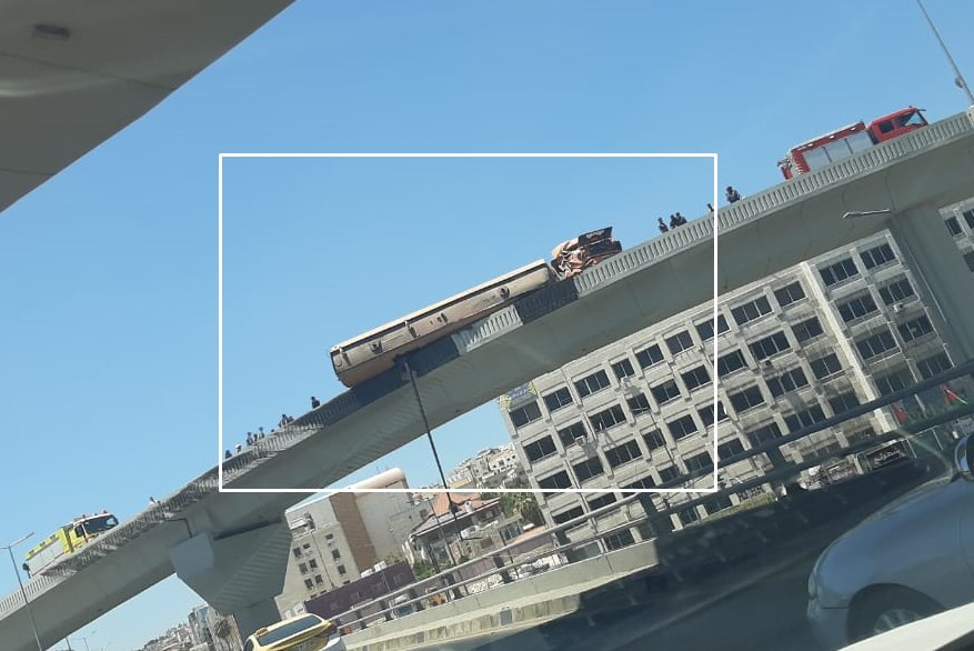 تدهور صهريج نضح على جسر المدينة