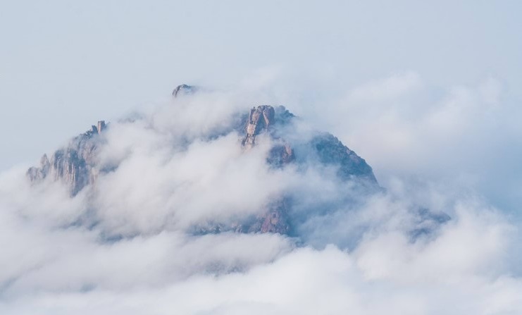 هذا سر بروز شبح عملاق بين