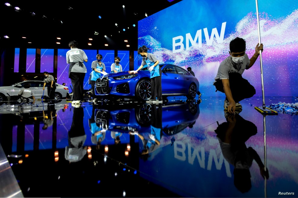 اتهامات بالجشع.. اشتراكات شهرية مقابل تفعيل