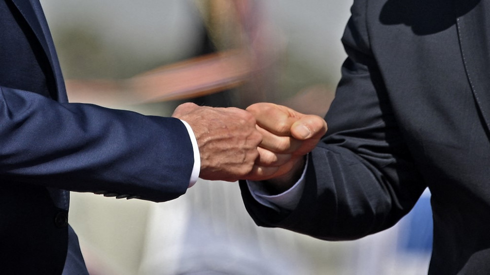 بايدن سيقلل الاتصال المباشر خلال جولته