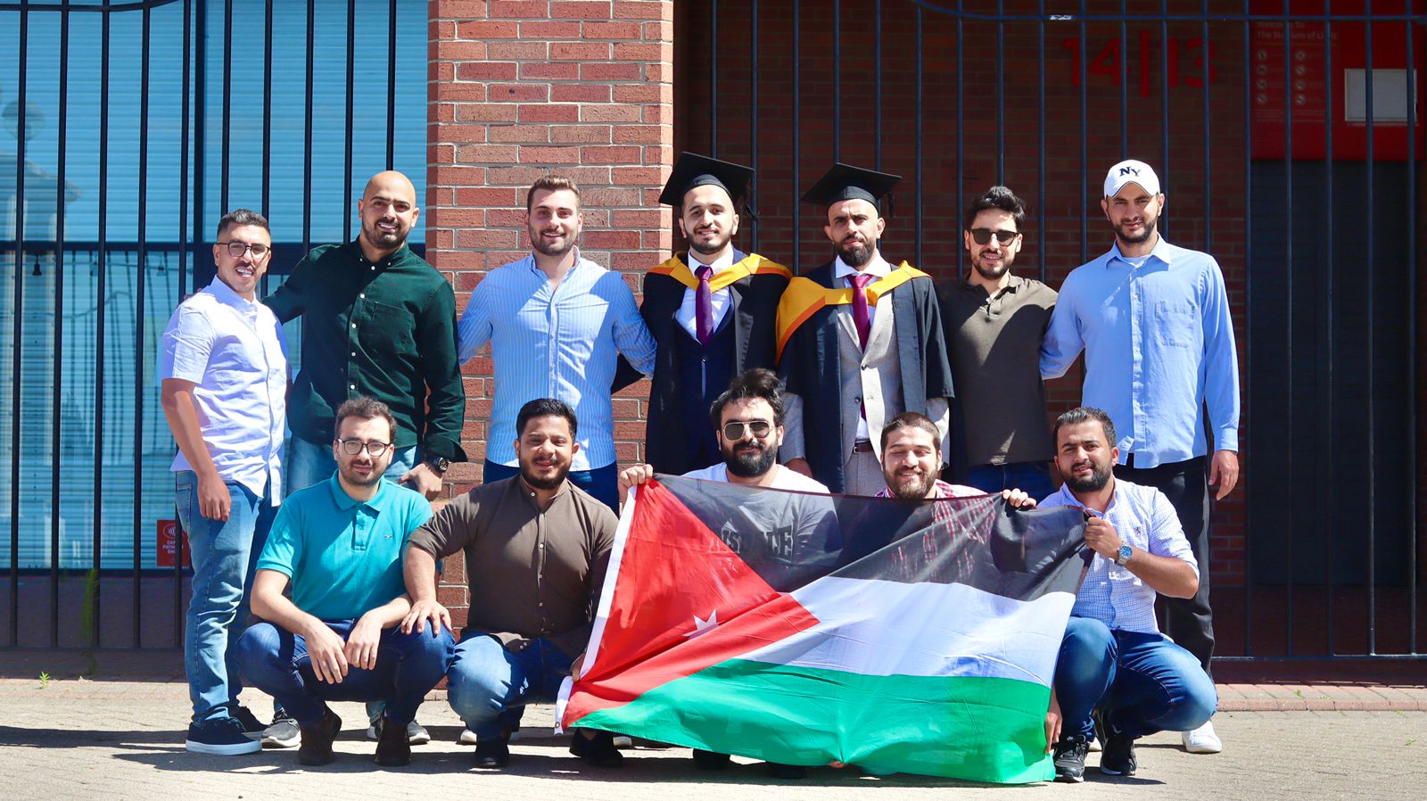 شباب اردنيون في سندرلاند ببريطانيا يهتفون