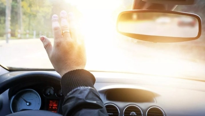 تعليمات القيادة باتجاه وهج الشمس