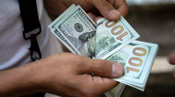 الدولار يواصل ارتفاعه ويقترب من اليورو