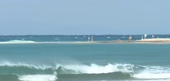 كرة تنقذ حياة سائح من الغرق