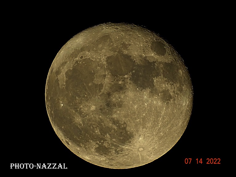 القمر الغزال ما زال يتبختر في