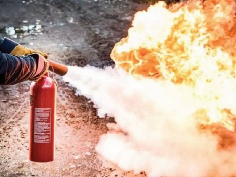 إخماد 50 حريق أعشاب جافة خلال