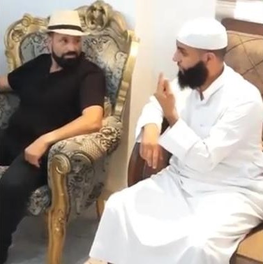 الاميركي كساب يشهر إسلامه بحضور الفنان