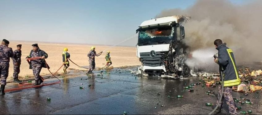 شاحنة مشروبات غازية تحترق على طريق