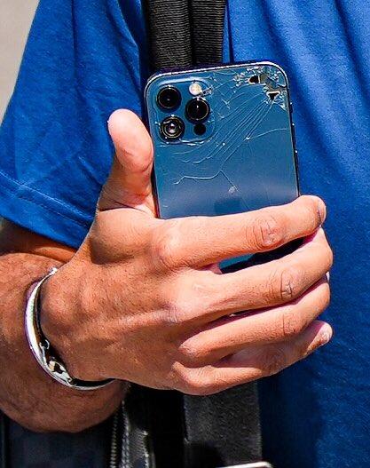 رياض محرز يثير السخرية بهاتفه المكسور..