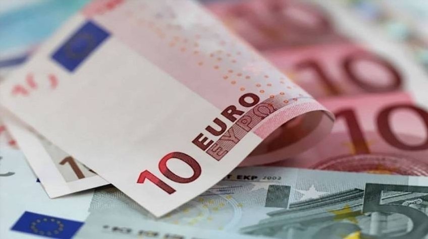 اقتصاديون: تراجع اليورو يقلص العجز التجاري