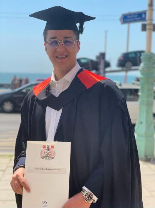 فايز محسن ابو عوض.. مبارك البكالوريوس