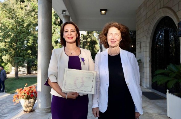 فرنسا تمنح الدكتورة بتول المحيسن وسام