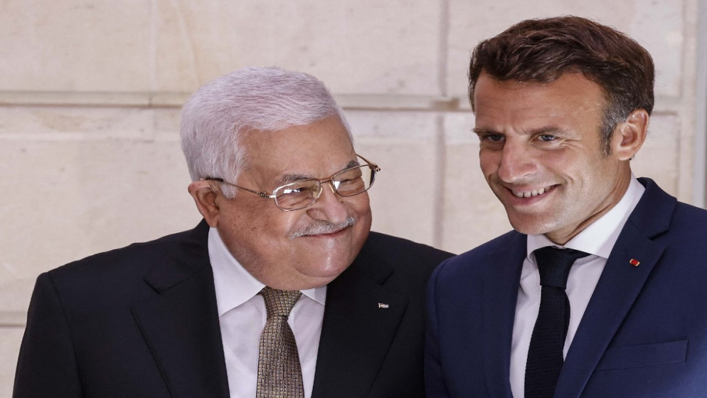 الرئيس الفلسطيني يحذر في باريس من