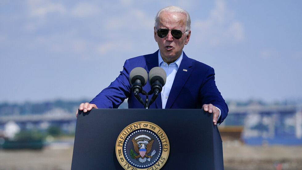 الرئيس الأمريكي جو بايدن يعلن إصابته