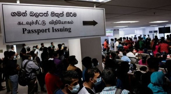 آلاف السريلانكيين ينتظرون جوازات سفر للهروب