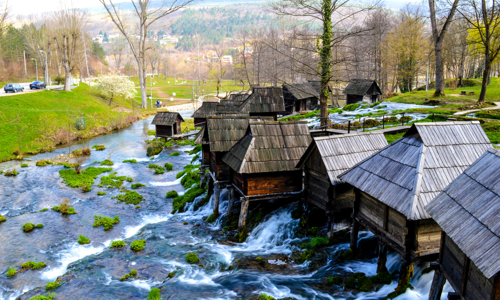 منزل خشبي صغير على النهر مباشرة