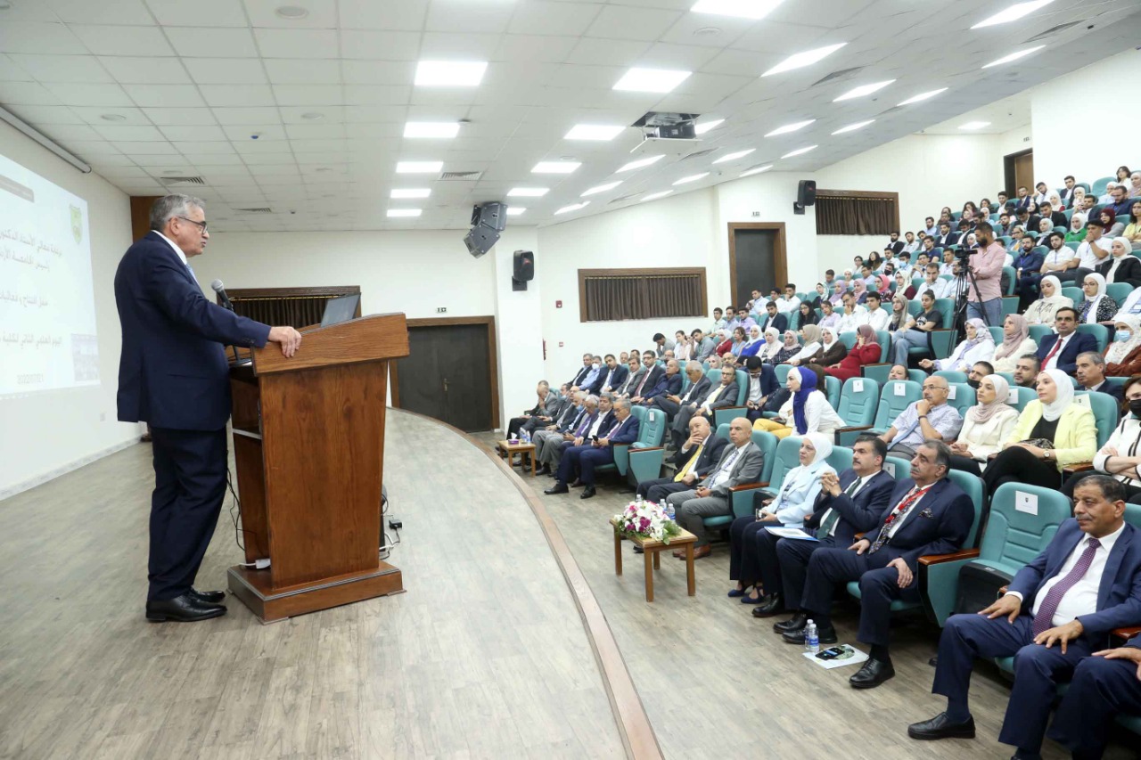 رئيس الجامعة الأردنية: كلية طب حفرت