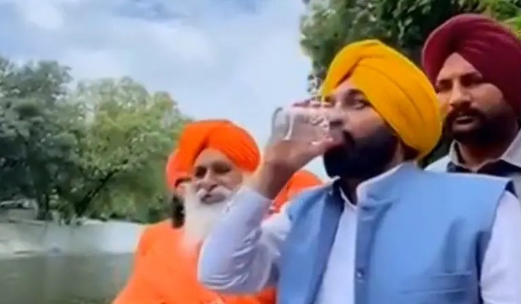 شاهد.. سياسي هندي يشرب من نهر