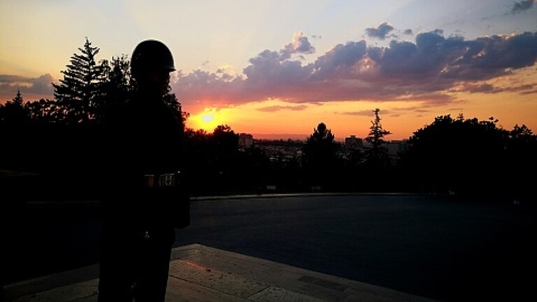 فصيل عراقي مسلح يتبنى استهداف قاعدة