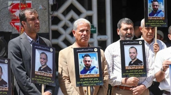 75 أسيرا فلسطينيا يضربون عن الطعام