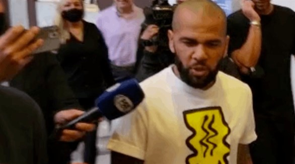 ألفيش يتهرب من الصحافة فور وصوله